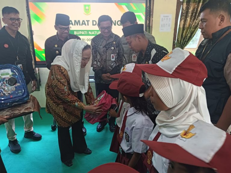 Cen Sui Lan hadiri bantuan perlengkapan sekolah Pegadaian di Natuna