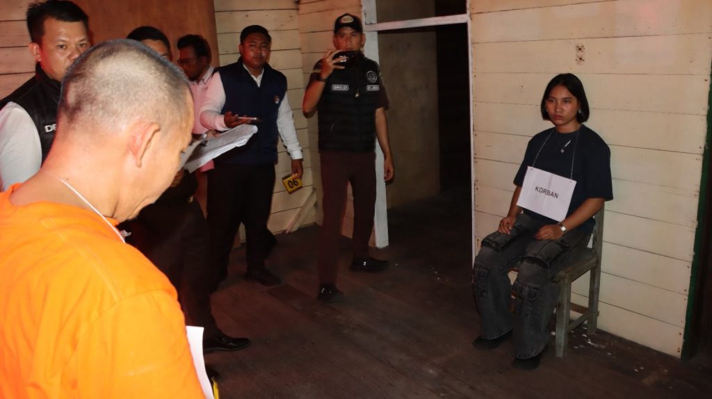 Rekonstruksi kasus pembunuhan Polres Lingga di Batu Kacang