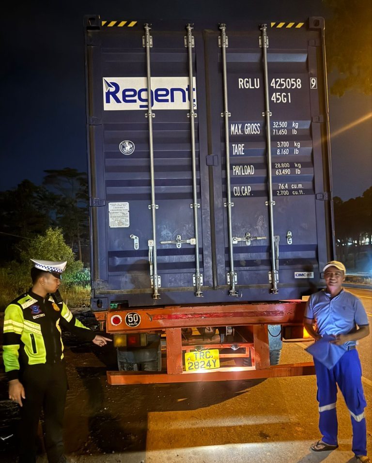 Satlantas Polresta Barelang menindak truk trailer tanpa lampu rem