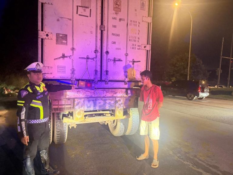 Patroli malam Satlantas Polresta Barelang menindak truck trailer tanpa lampu rem di Batam