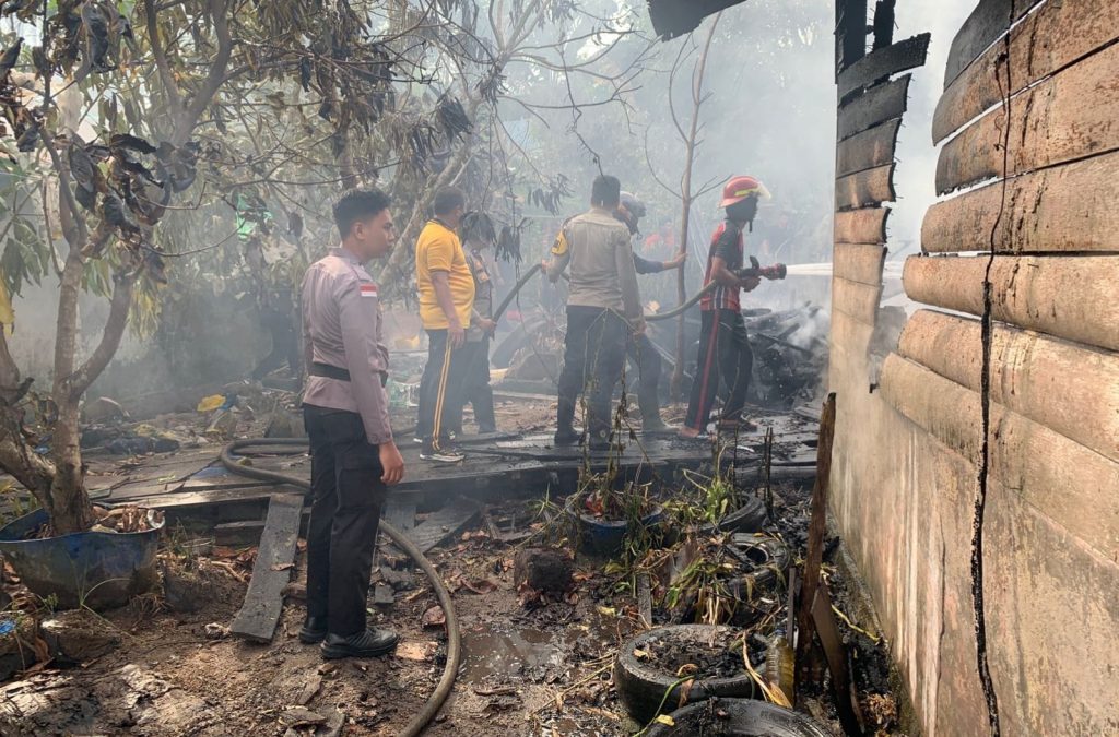 Polres Natuna bantu padamkan kebakaran rumah kontrakan di Bandarsyah Natuna