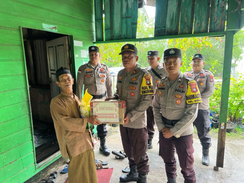 Polsek Bunguran Barat salurkan bantuan sosial kepada warga Sedanau