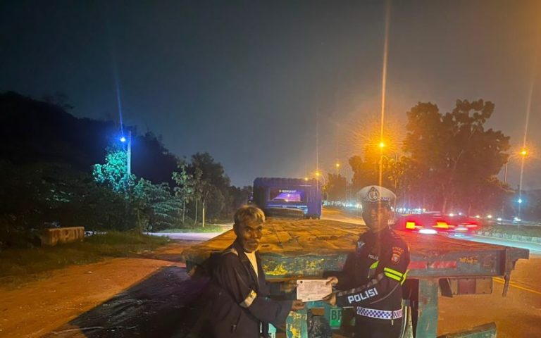 Petugas Satlantas Polresta Barelang memeriksa truk trailer saat patroli malam di Batam