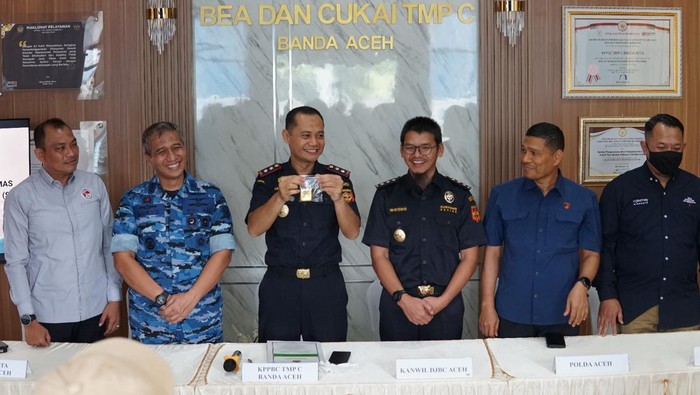 bea-cukai-aceh-dan-banda-aceh-menggagalkan-penyelundupan-emas-seberat-527-gram-ke-malaysia-foto-bea-cukai-1779422701210_169