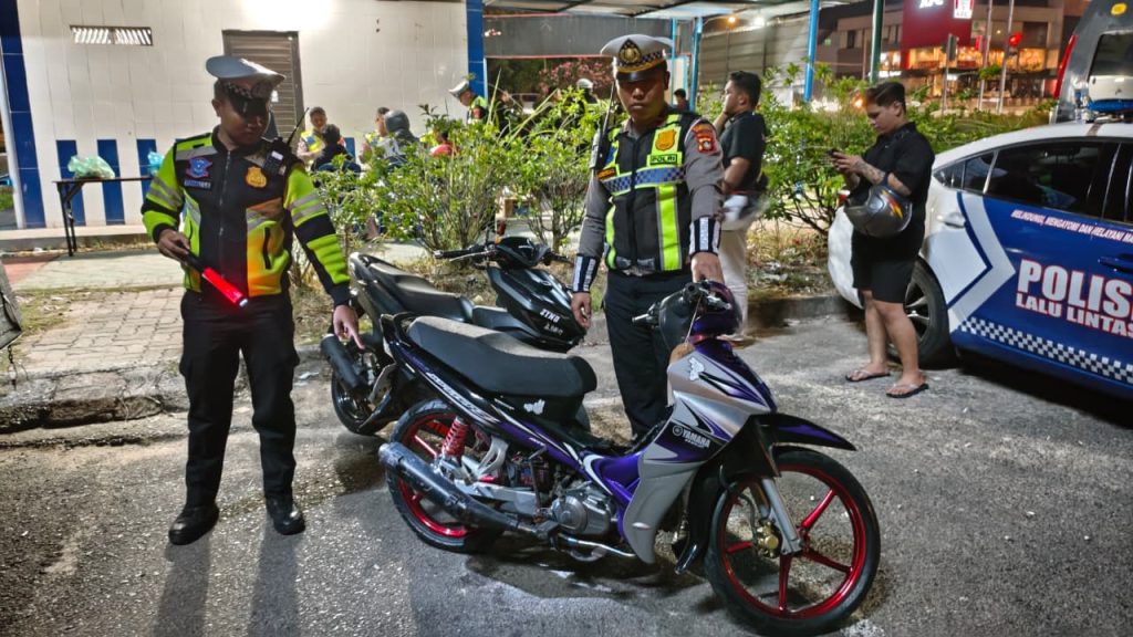 Satlantas Polresta Barelang menindak motor knalpot brong saat patroli malam