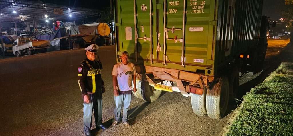 Satlantas Polresta Barelang tertibkan truk trailer tanpa lampu rem