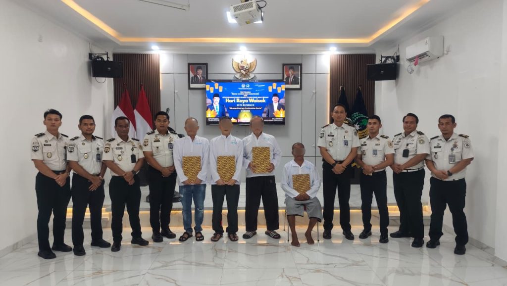 Warga binaan Buddha menerima Remisi Khusus Hari Raya Waisak 2026 di Lapas Kelas IIA Batam