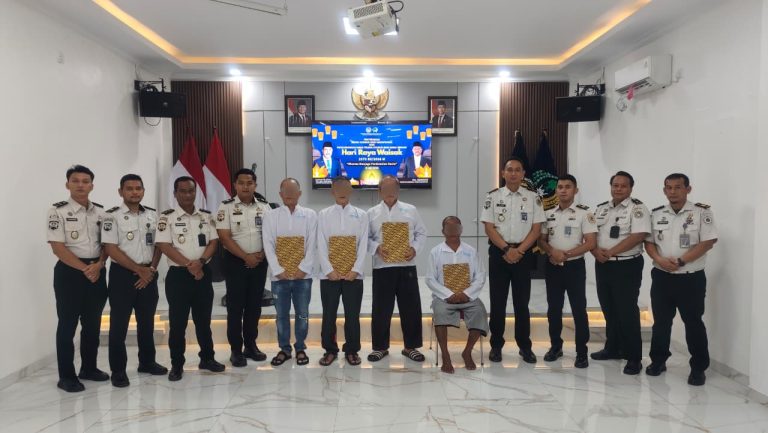 Warga binaan Buddha menerima Remisi Khusus Hari Raya Waisak 2026 di Lapas Kelas IIA Batam