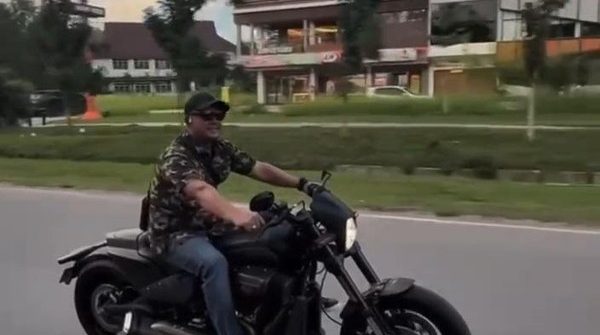 Iman Sutiawan naik moge tanpa helm di Batam viral
