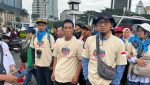 Massa buruh mengenakan kaus desain Prabowo saat peringatan May Day 2026 di Monas Jakarta