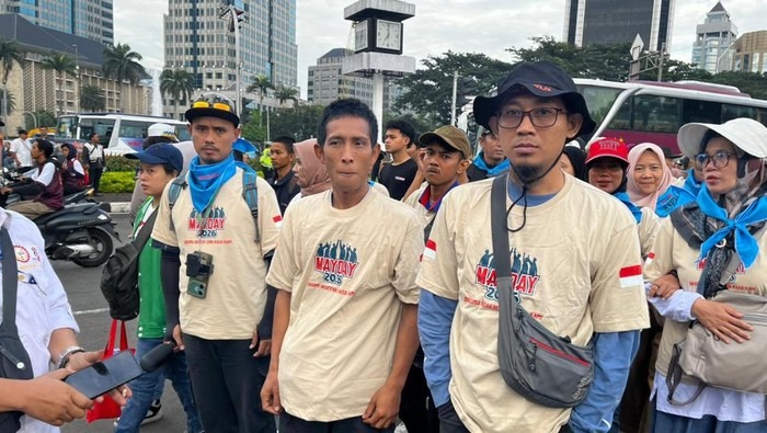 Massa buruh mengenakan kaus desain Prabowo saat peringatan May Day 2026 di Monas Jakarta