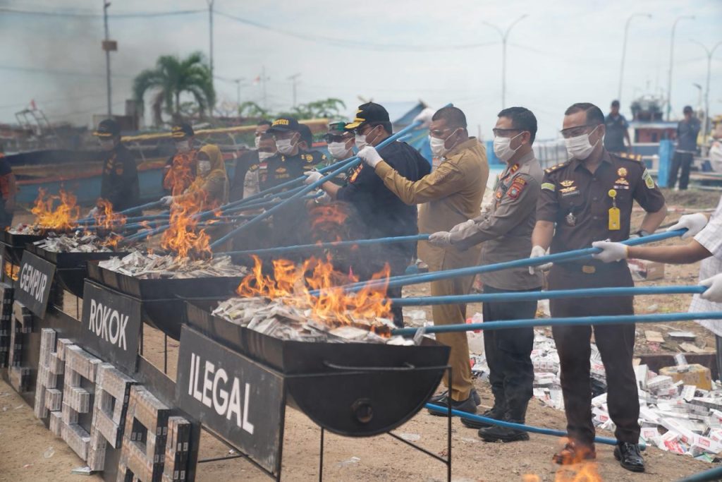 Pemusnahan rokok ilegal dan barang selundupan Bea Cukai di Karimun