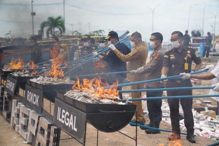Pemusnahan rokok ilegal dan barang selundupan Bea Cukai di Karimun