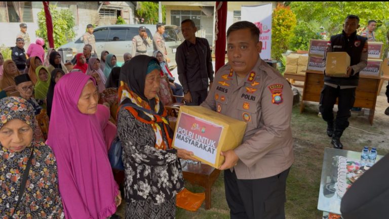Kapolres Natuna menyerahkan bantuan sosial Hari Bhayangkara ke-80 kepada warga Bunguran Selatan.