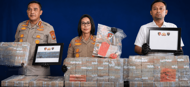 Barang bukti dan tersangka kasus jaringan promosi judi online internasional yang diungkap Polda Kepri di Batam.
