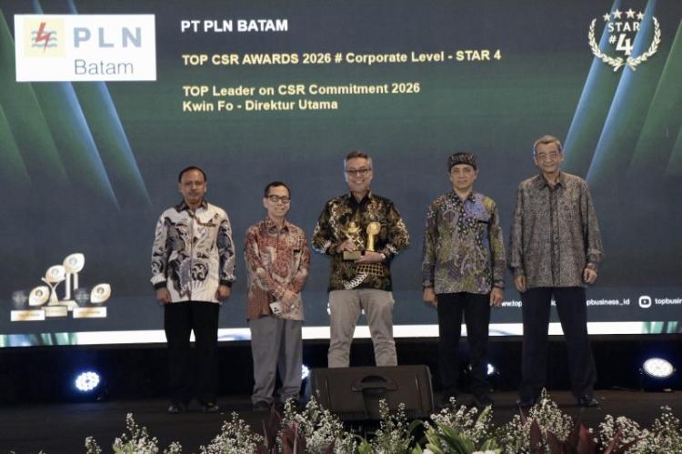 PLN Batam menerima penghargaan TOP CSR Awards 2026 kategori Bintang 4 di Jakarta.