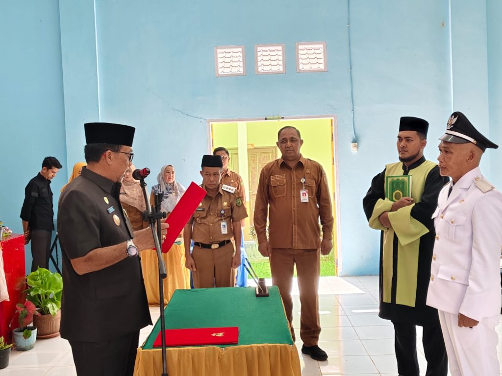 Pelantikan Herianto sebagai Kepala Desa PAW Pengadah oleh Wakil Bupati Natuna Jarmin Sidik.