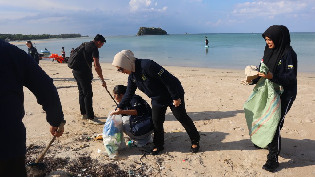Wakajati Kepri memimpin kegiatan bersih pantai di Teluk Sahi Natuna