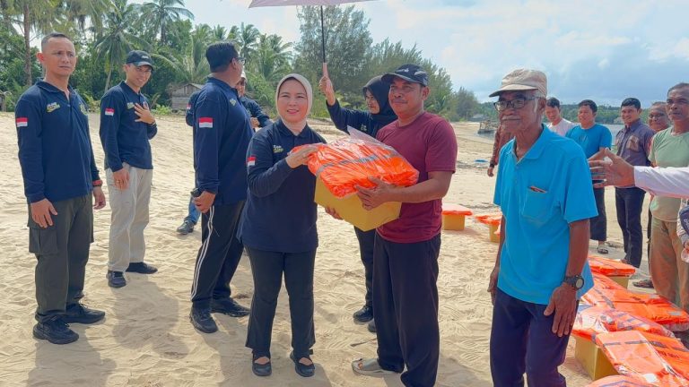 Wakajati Kepri pimpin bakti sosial untuk nelayan di Natuna