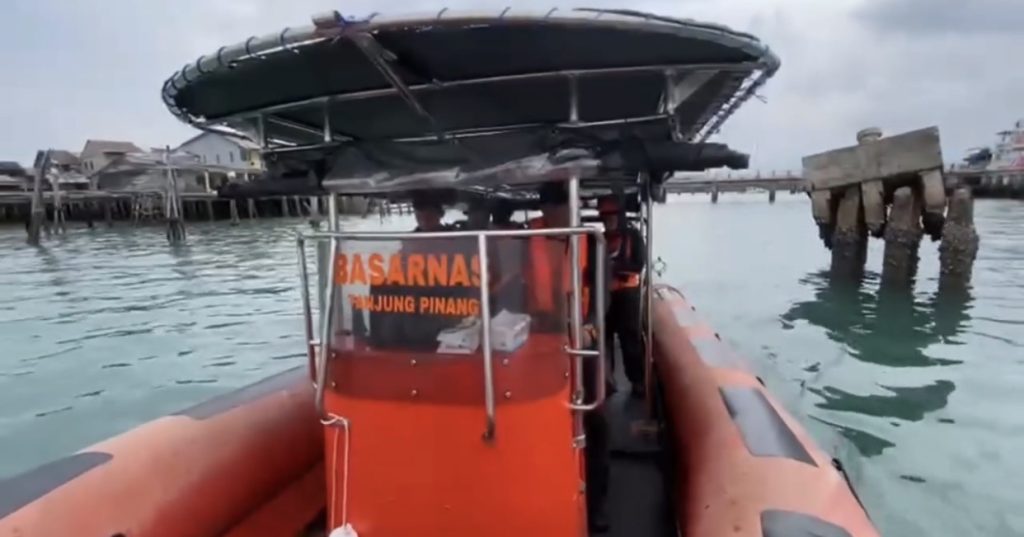 Tim SAR mencari ABK KM Pasifik II yang hilang di Perairan Selat Riau Bintan