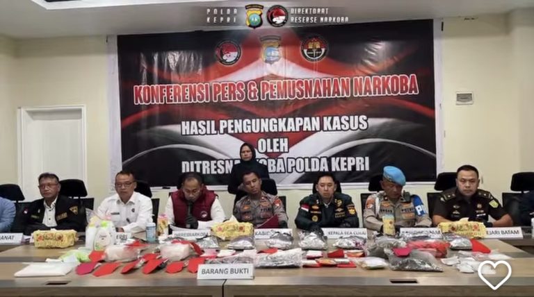 Polda Kepri memusnahkan barang bukti narkotika hasil pengungkapan puluhan kasus.