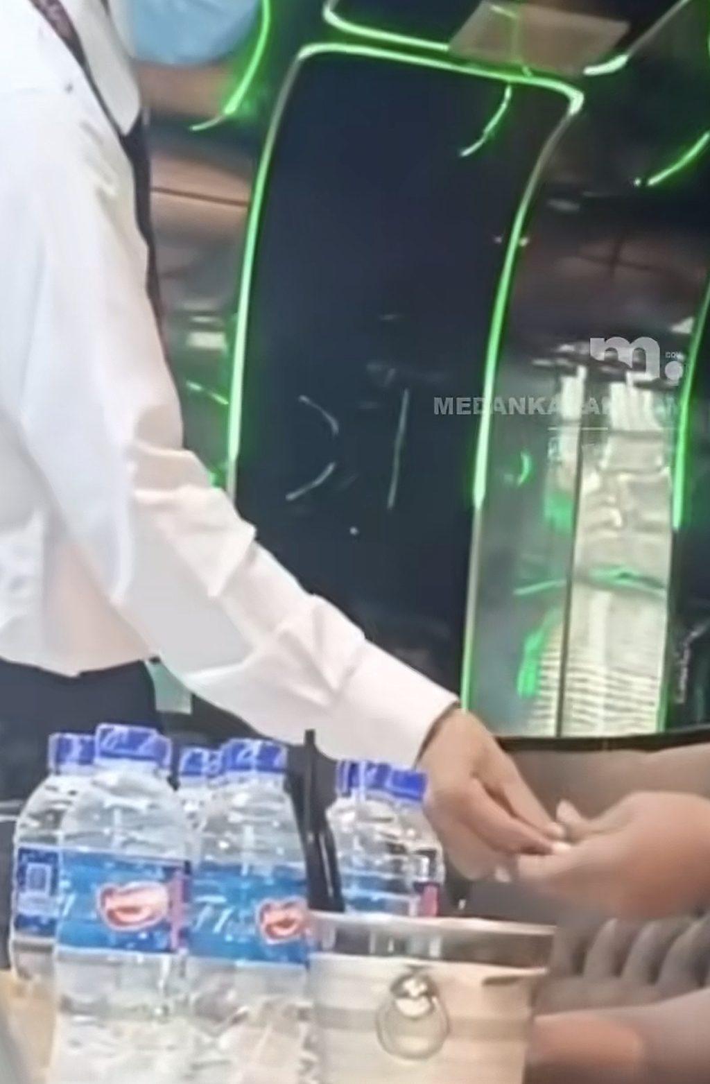 Video dugaan transaksi narkoba di tempat hiburan malam Batam yang viral di media sosial.