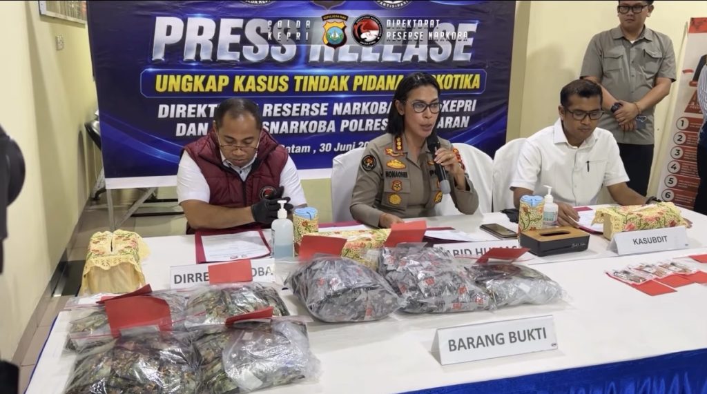 Barang bukti narkotika hasil pengungkapan Ditresnarkoba Polda Kepri berupa vape etomidate, ekstasi, dan sabu.