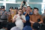 Aksi nelayan Desa Numbing di Kantor DPRD Kepulauan Riau terkait pengerukan pasir laut.