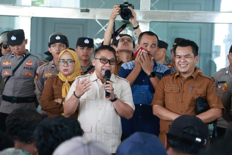 Aksi nelayan Desa Numbing di Kantor DPRD Kepulauan Riau terkait pengerukan pasir laut.