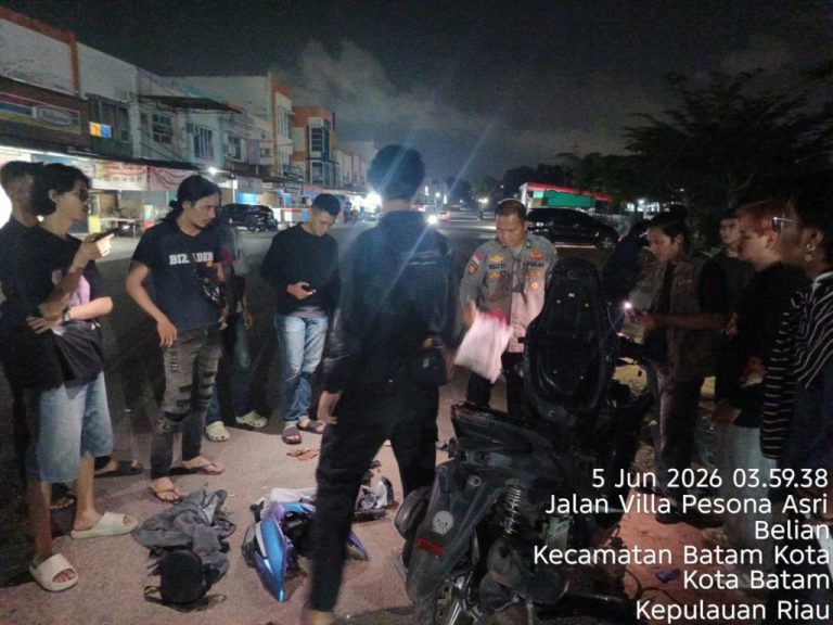 Personel Polsek Batam Kota saat melakukan penanganan awal kasus dugaan penganiayaan di Perumahan Villa Pesona Asri Batam Kota.