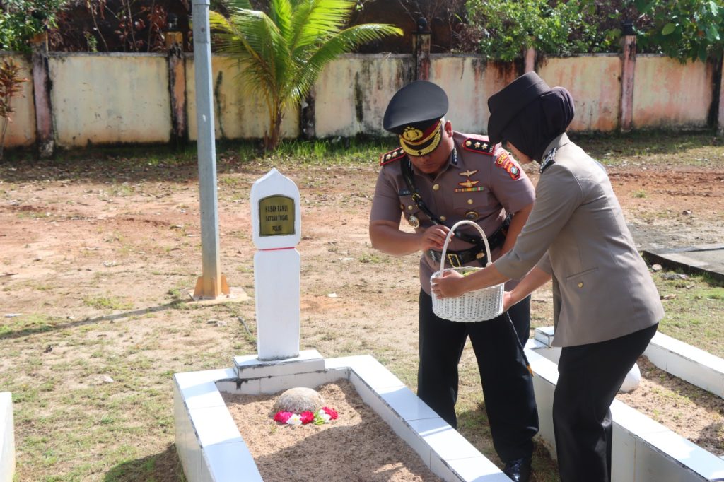 Kapolres Natuna ziarah dan tabur bunga di Taman Makam Pahlawan HUT Bhayangkara ke-80