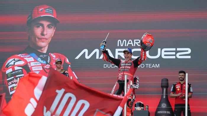 Marc Marquez dan Valentino Rossi dalam salah satu momen persaingan mereka di MotoGP.