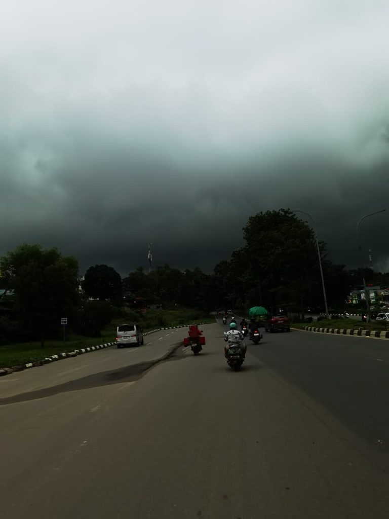 cuaca-batam-hari-ini-hujan-petir.jpg