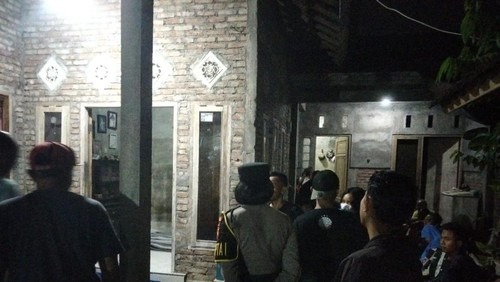 petugas-mengecek-lokasi-warga-meninggal-karena-minum-cairan-potas-di-wilayah-kecamatan-jembrana-bali-selasa-962026-foto-polres-1781087845333_169