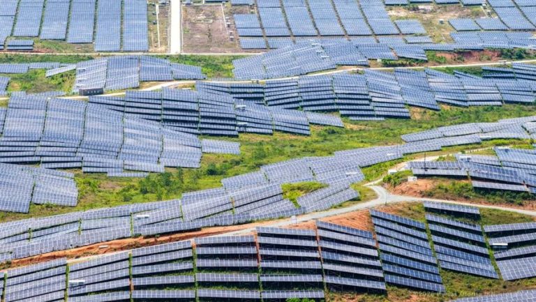 Pembangkit listrik tenaga surya sebagai bagian dari target pembangunan PLTS 100 GW Indonesia.