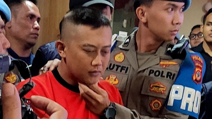 tampang-taufik-hidayat-penganiaya-ytr-saat-berbaju-tahanan