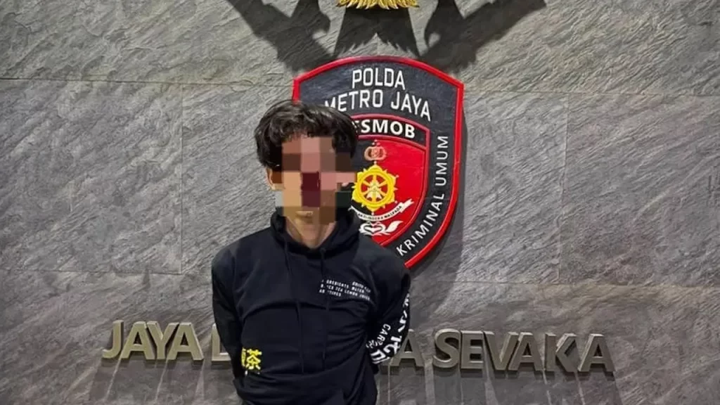 Pelaku pembunuhan driver ojol di Tangerang saat diamankan Polda Metro Jaya.