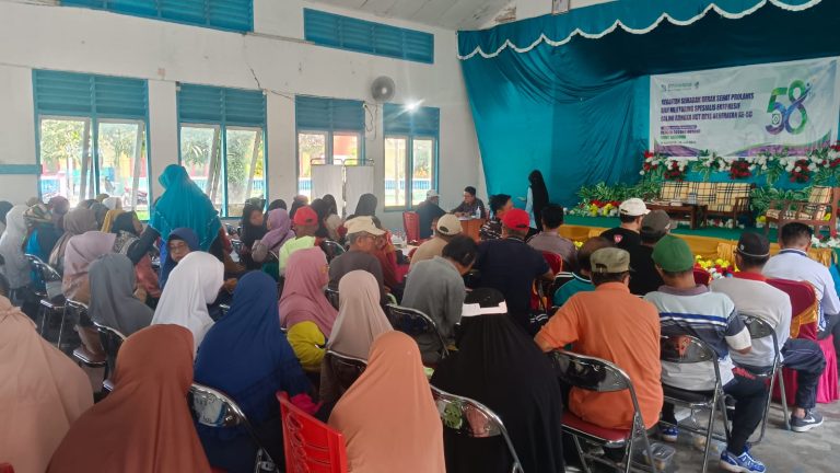 Peserta Prolanis mengikuti pemeriksaan kesehatan pada Semarak Prolanis BPJS Kesehatan di Sedanau.