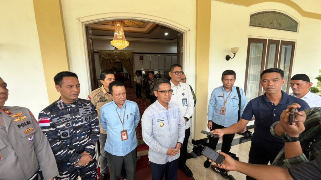 Pertemuan Pemkab Karimun dengan Kanwil Imigrasi Kepri membahas perlindungan PMI dan pencegahan TPPO.