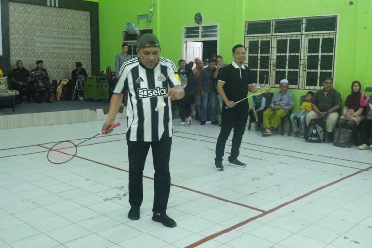 Wakil Bupati Karimun menghadiri Kejuaraan Badminton Lurah Teluk Uma 2026.