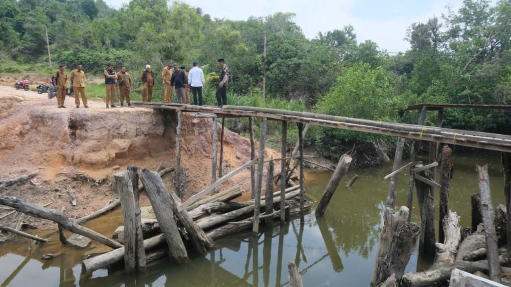 Wabup Karimun meninjau sekolah dan infrastruktur di Desa Selat Mie.