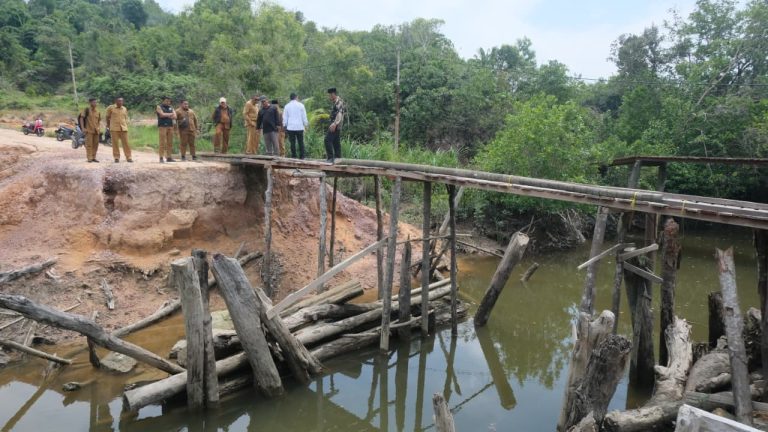 Wabup Karimun meninjau sekolah dan infrastruktur di Desa Selat Mie.