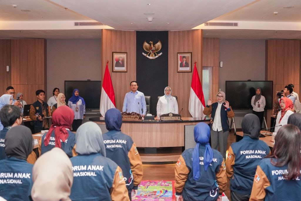 Dudung Abdurachman berdialog dengan Forum Anak Nasional.