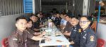 Kasi Intel dan Kasi Pidsus Kejari Natuna berdiskusi bersama insan pers di Ranai.