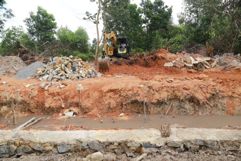 Pembangunan kanal banjir di Kampung Purwodadi Bintan Timur.