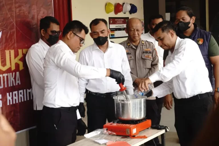Pemusnahan barang bukti sabu oleh Satresnarkoba Polres Karimun.