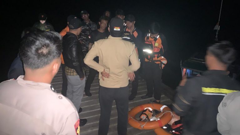 Tim gabungan mencari potongan tubuh manusia di Perairan Genting Pulur Anambas.