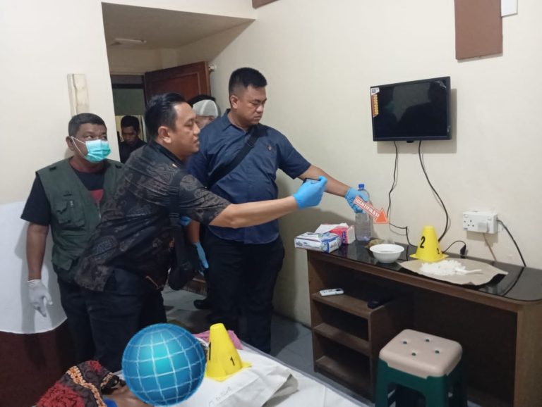 Tim Inafis Polresta Tanjungpinang melakukan olah TKP penemuan pria meninggal di wisma Jalan Tambak.
