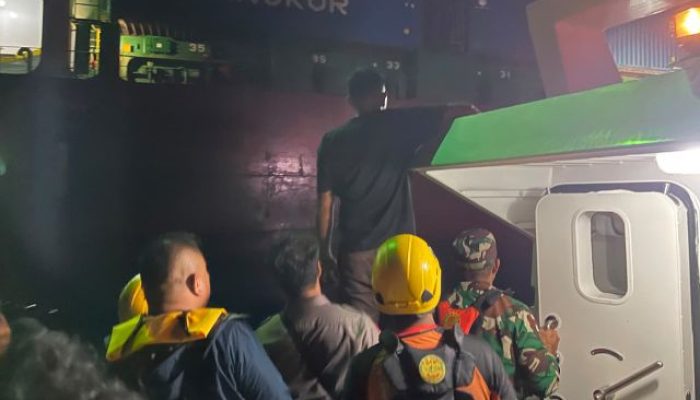 Empat kru TB AOM 787 dievakuasi usai kapal tenggelam di perairan Anambas.