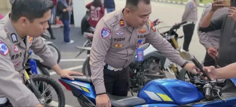 Puluhan sepeda motor pengguna knalpot brong diamankan Polresta Barelang.